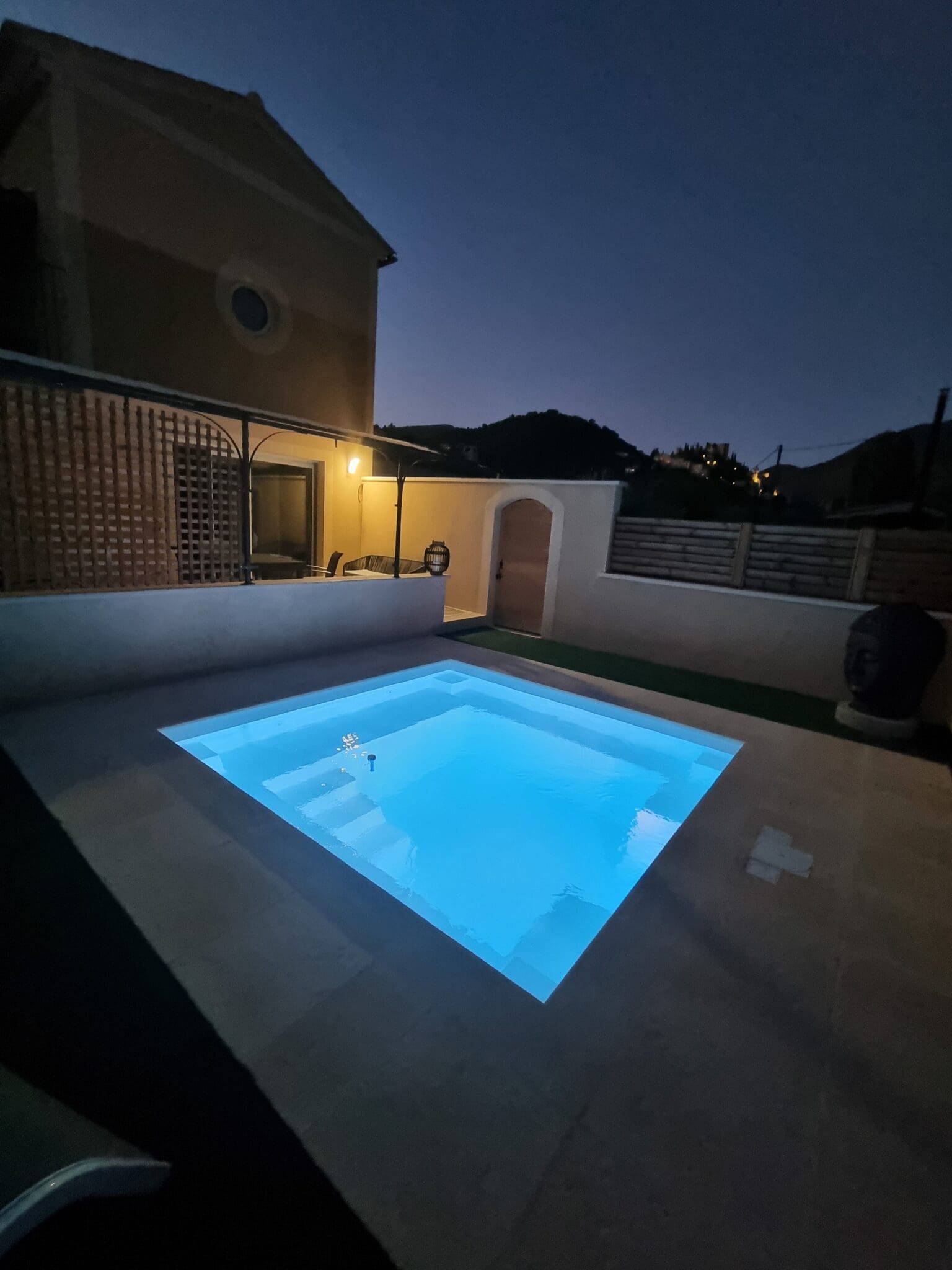 piscine de nuit éclairé
